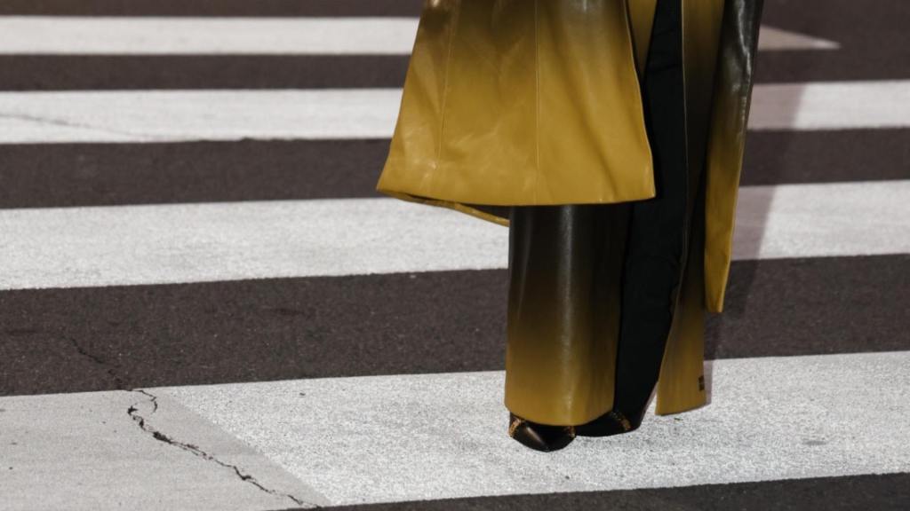 Ebony brille lors de sa première apparition au défilé L’Oréal Paris 2025, captivant le podium par son allure éblouissante et son charisme naturel.