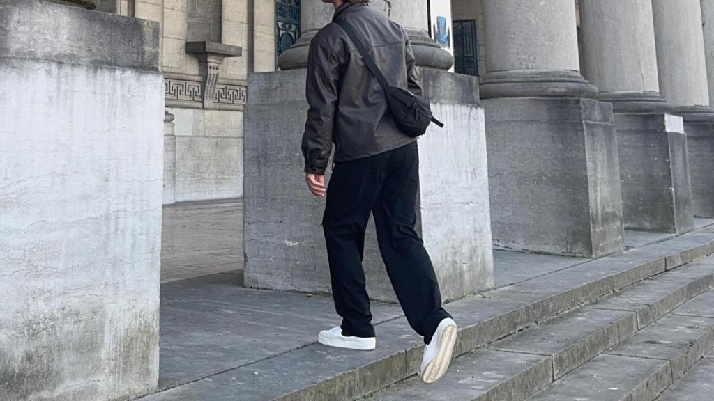 Le sac homme miniature, accessoire tendance qui allie élégance et praticité pour un style affirmé.